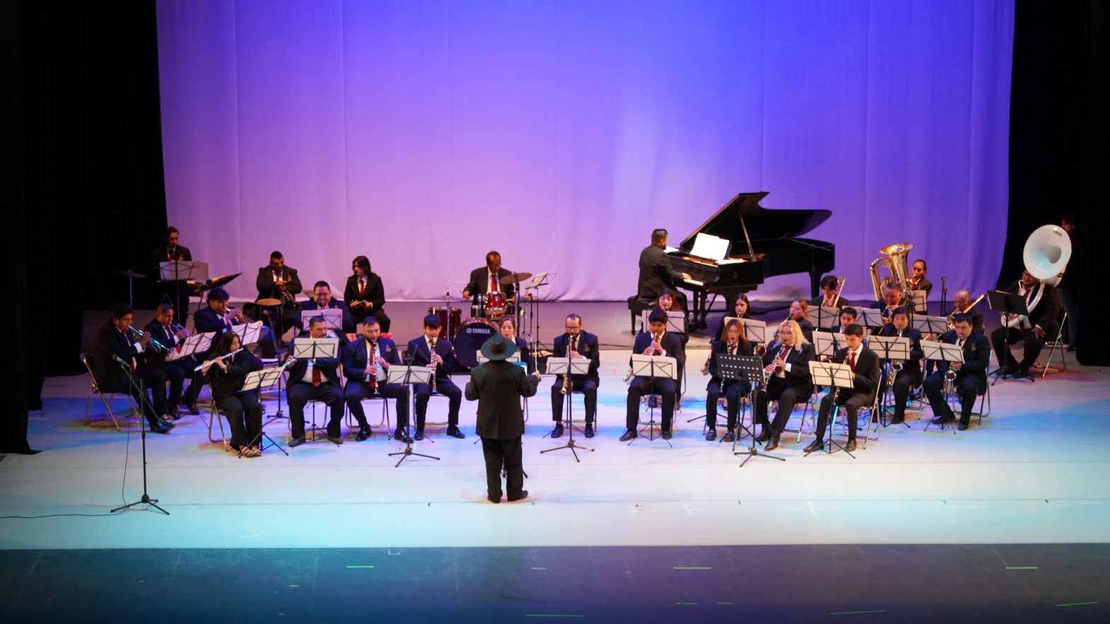 Orquesta interpreta msica en vivo en la Gala de Invierno en Nuevo Laredo