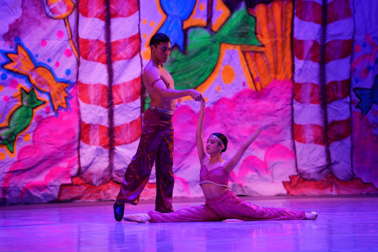 Danza escnica durante la Gala de Invierno en el Centro Cultural de Nuevo Laredo