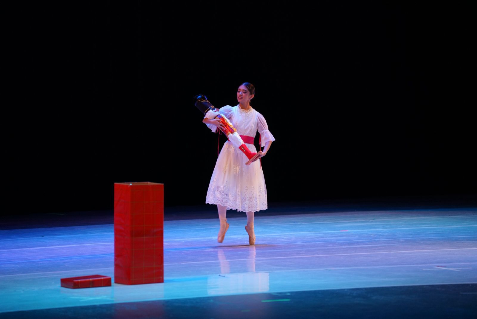 Escena artstica durante la Gala de Invierno en el Centro Cultural de Nuevo Laredo