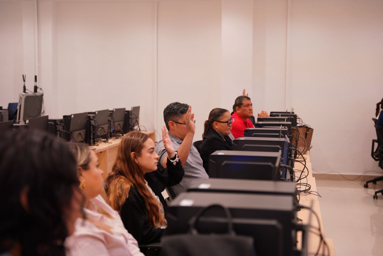 Personas participan en curso gratuito de computacin en la Infoteca Sor Juana Ins de la Cruz en Nuevo Laredo