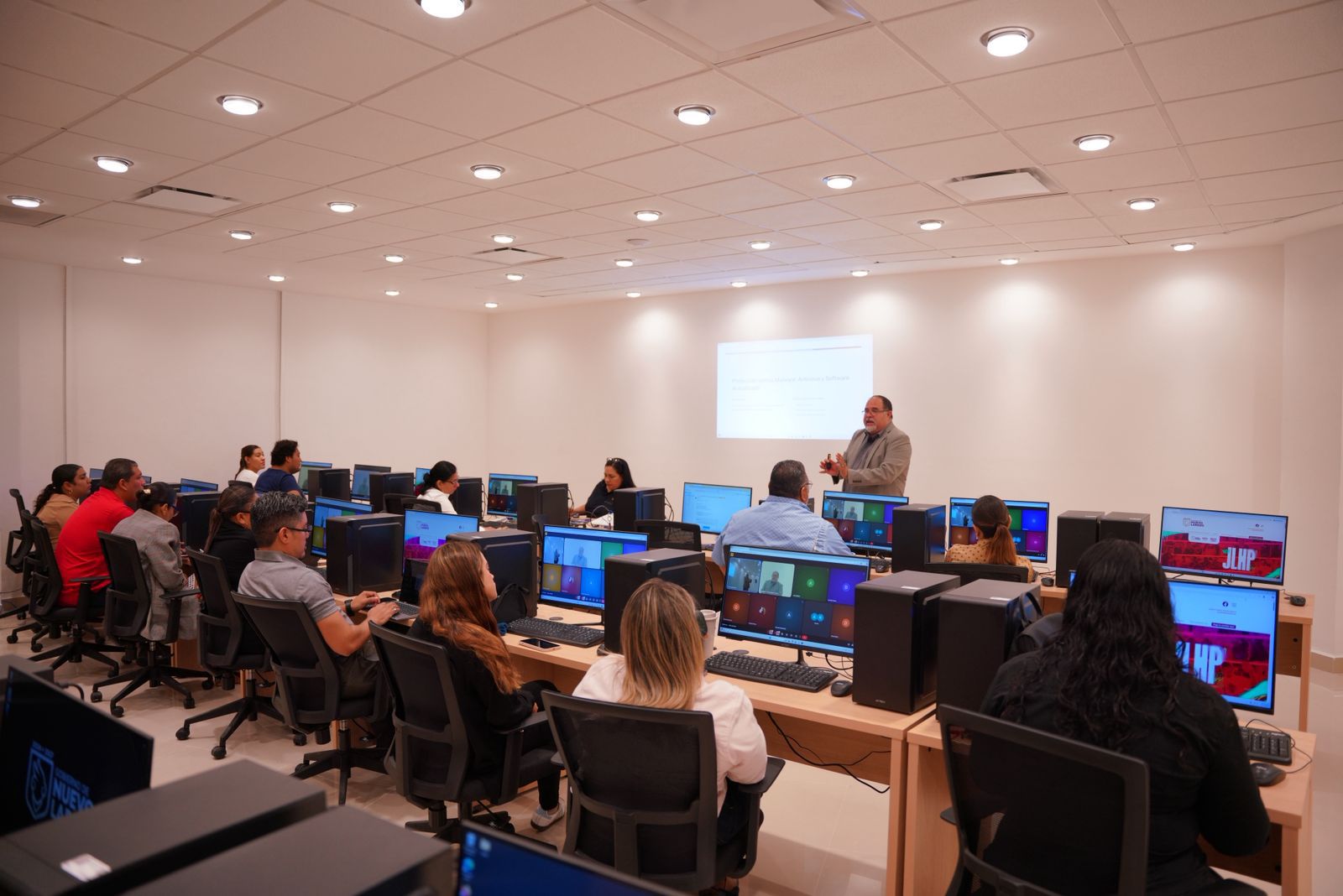 Curso gratuito de computacin para jvenes y adultos en la Infoteca Sor Juana Ins de la Cruz en Nuevo Laredo