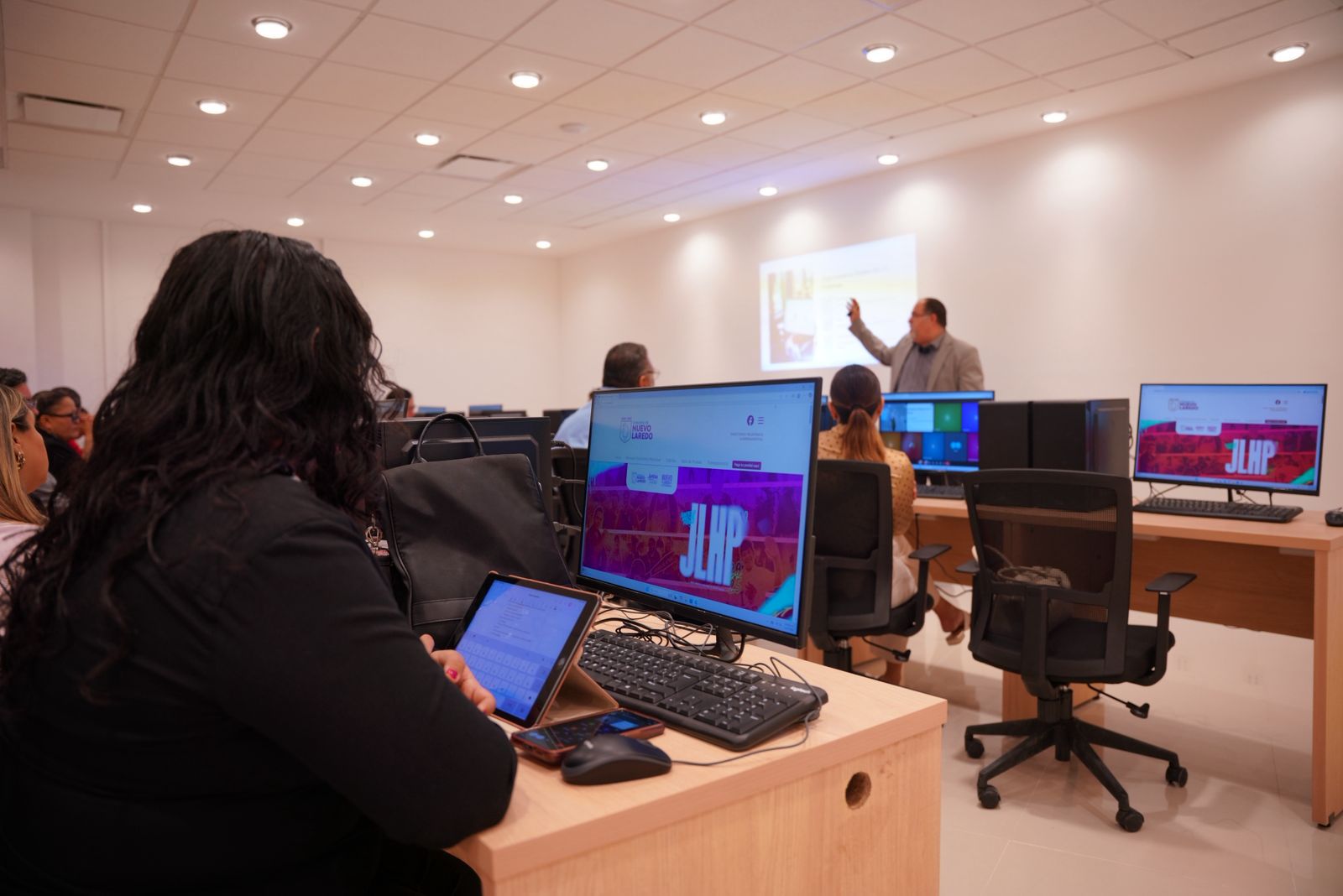 Mujer aprende computación durante curso gratuito en la Infoteca Sor Juana Inés de la Cruz en Nuevo Laredo
