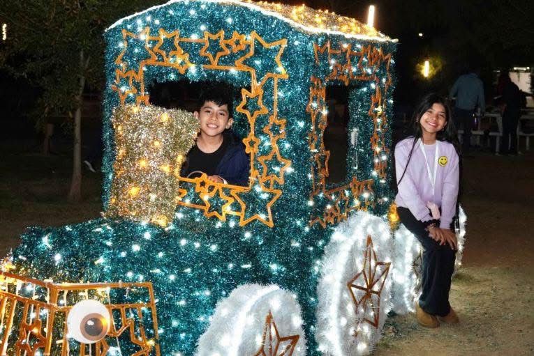 Nio posa dentro de un vehculo decorado con luces y estrellas en El Viveros Mgico de Nuevo Laredo