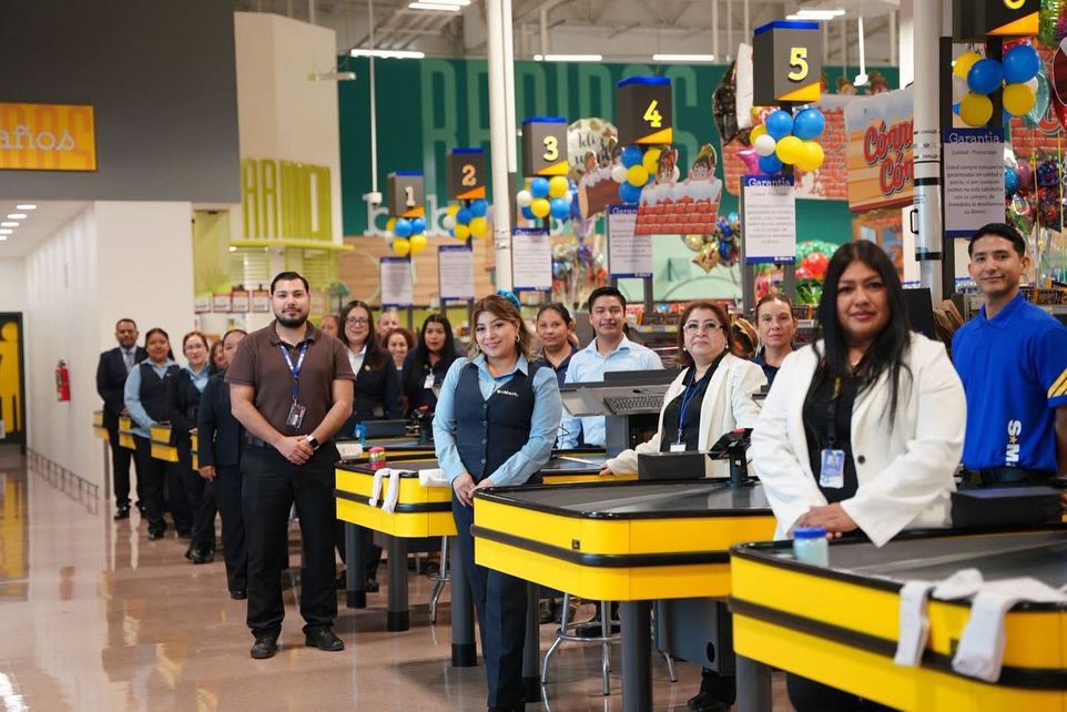 Colaboradores listos para el arranque de operaciones en una apertura comercial en la ciudad