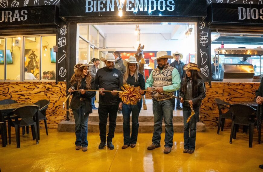 Apertura de un nuevo negocio de alimentos y bebidas con ceremonia de inauguración.