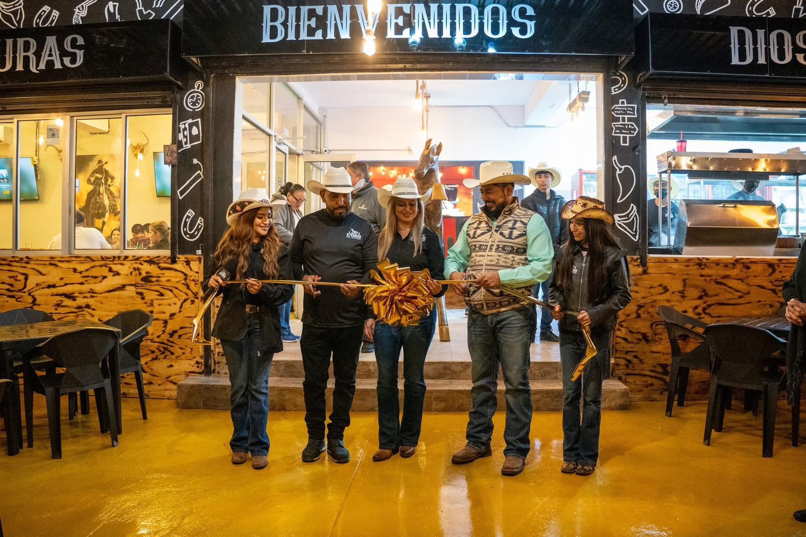 Apertura de un nuevo negocio de alimentos y bebidas con ceremonia de inauguración.