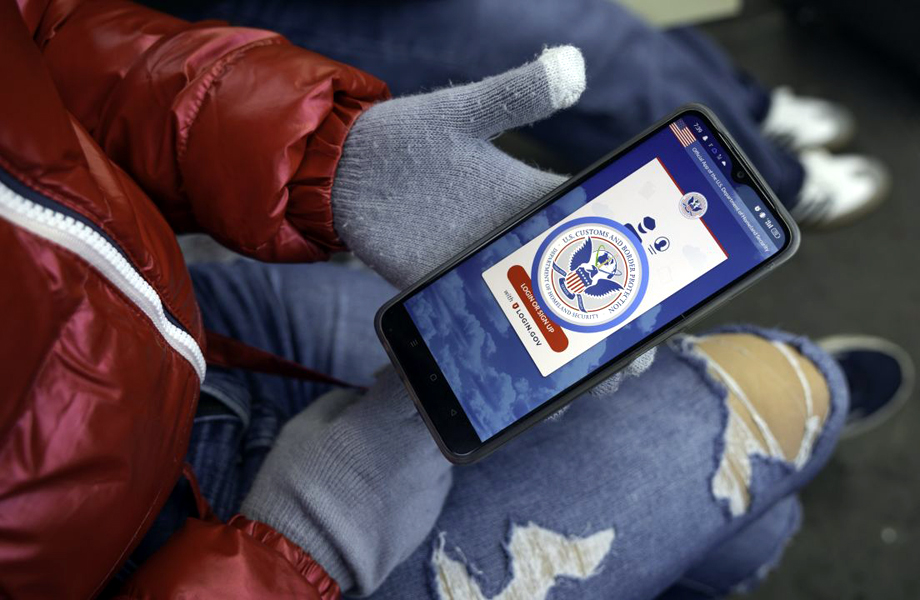 Telfono mvil muestra la aplicacin de CBP en manos de una persona migrante relacionada con trmites de salida voluntaria de Estados Unidos