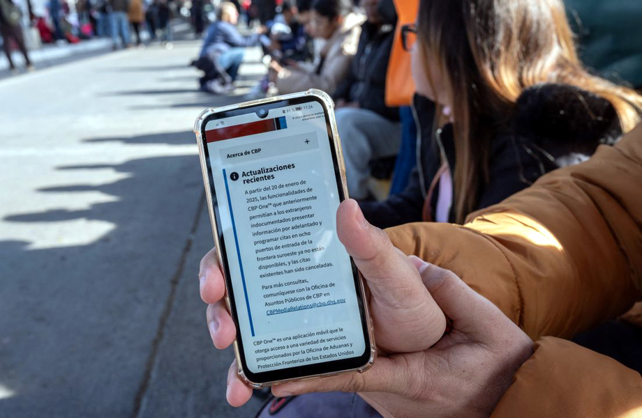 Pantalla de celular muestra informacin de la aplicacin CBP Home sobre trmites migratorios y salida voluntaria de Estados Unidos