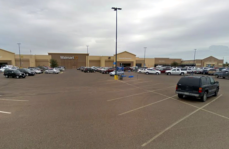 Arrestan a dos sospechosos por robo en Walmart de Laredo.