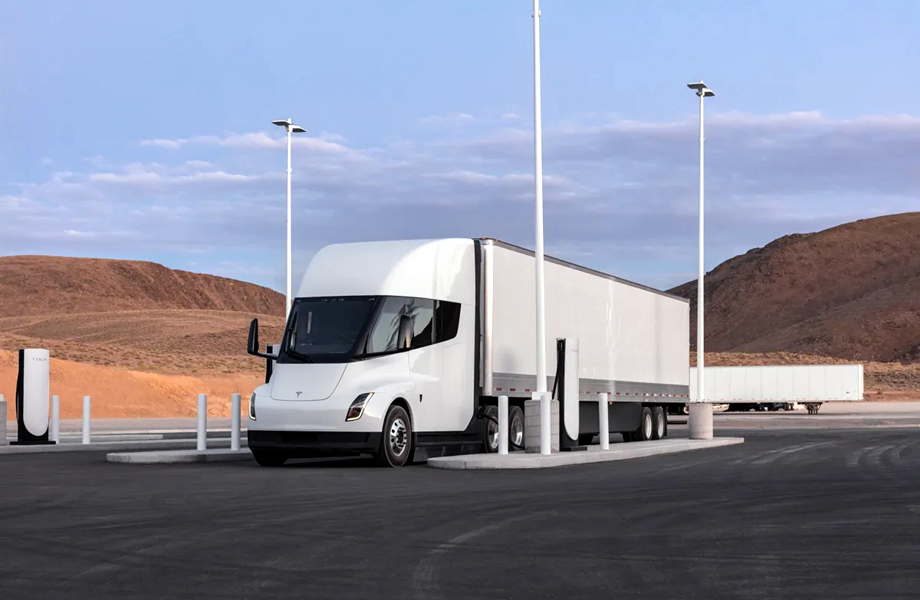 Tesla Semi conectado a estación de carga Megacharger para camiones eléctricos.