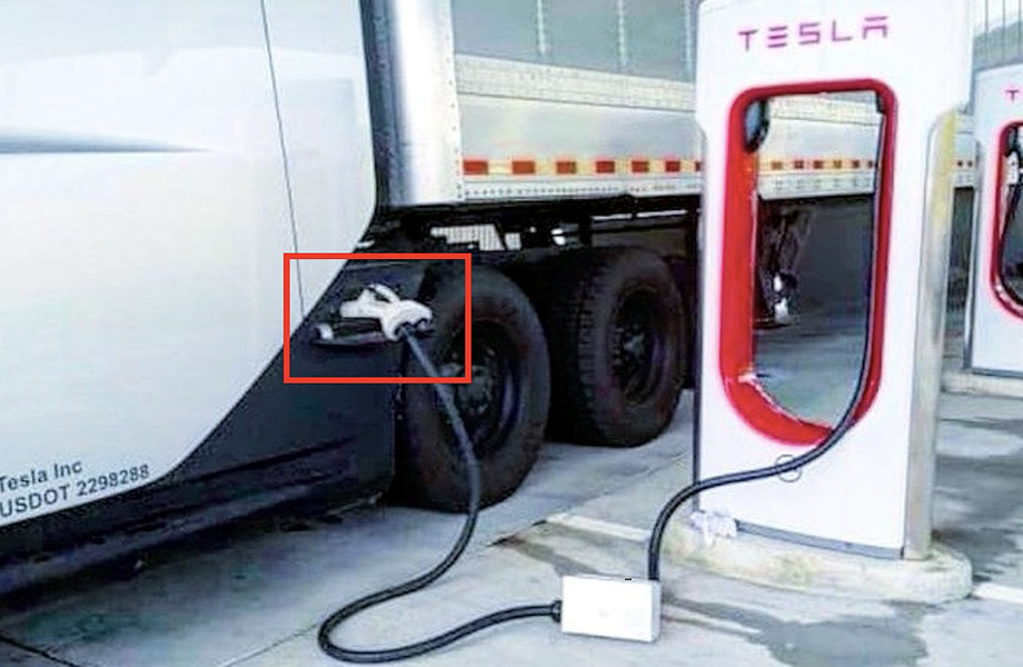 Detalle del conector de carga elctrica de un Tesla Semi durante recarga