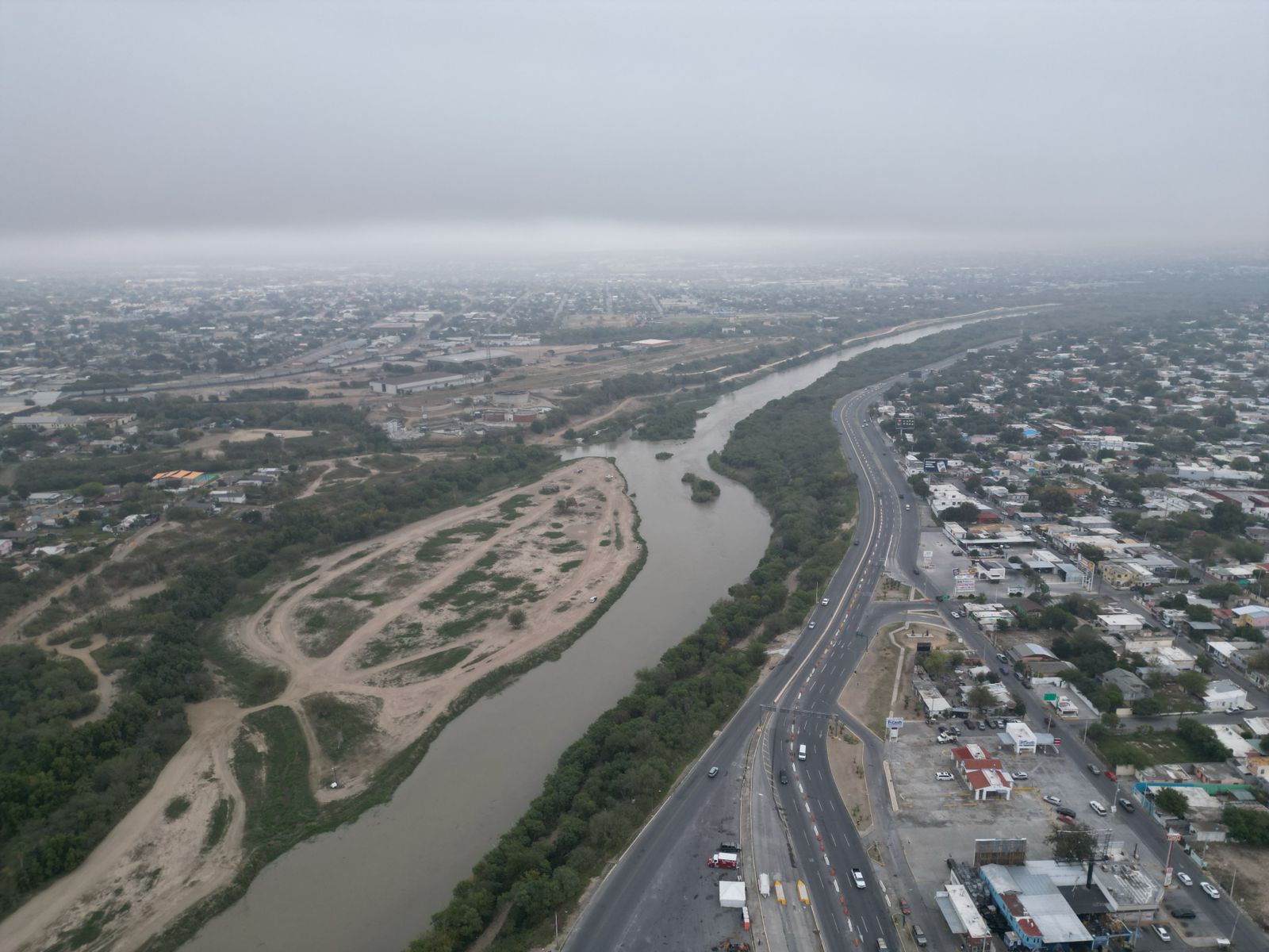 Vista area del ro Bravo a su paso por Nuevo Laredo donde Proteccin Civil mantiene vigilancia preventiva por aumento en el caudal
