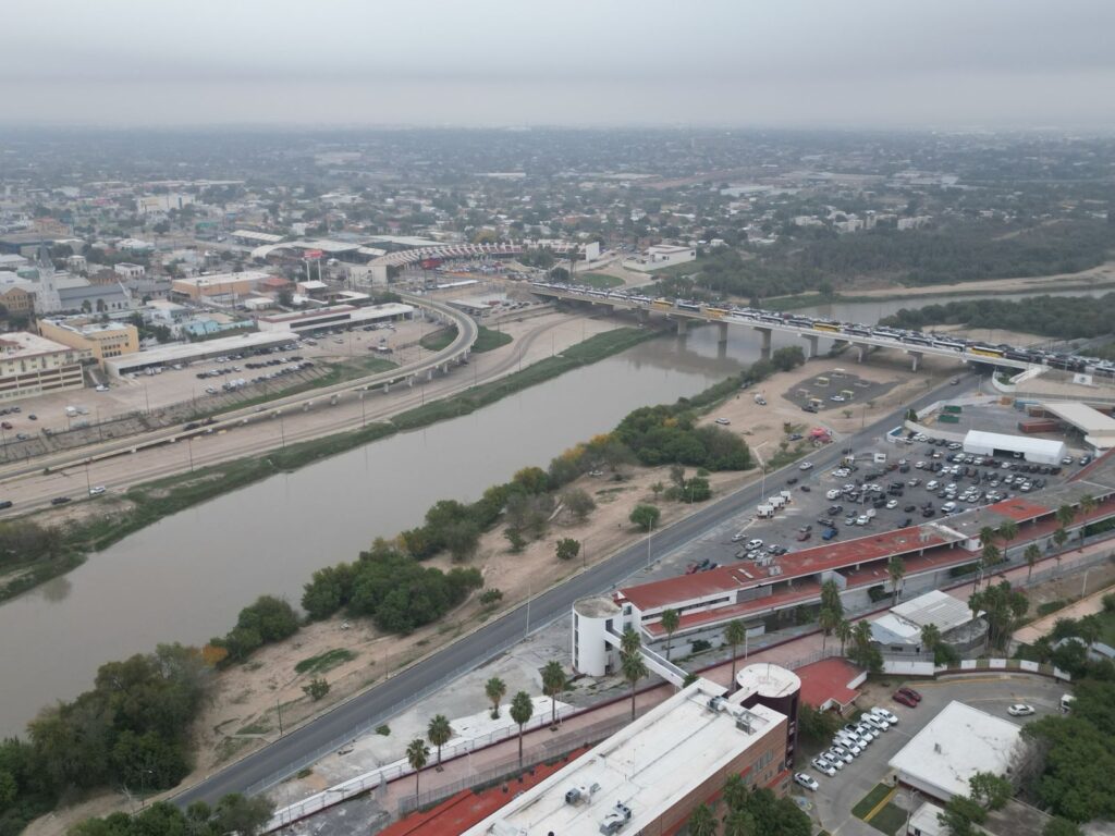 Zona del río Bravo en Nuevo Laredo cercana a puentes internacionales ante incremento gradual del nivel del agua.