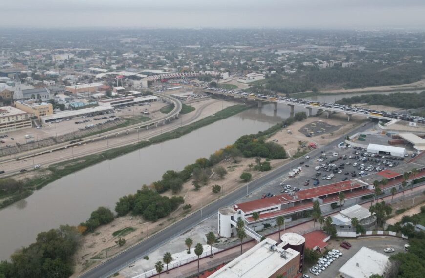 Zona del río Bravo en Nuevo Laredo cercana a puentes internacionales ante incremento gradual del nivel del agua.