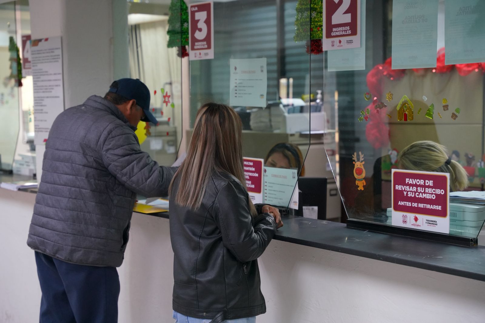 rea de cajas del impuesto predial con contribuyentes realizando pagos en Nuevo Laredo