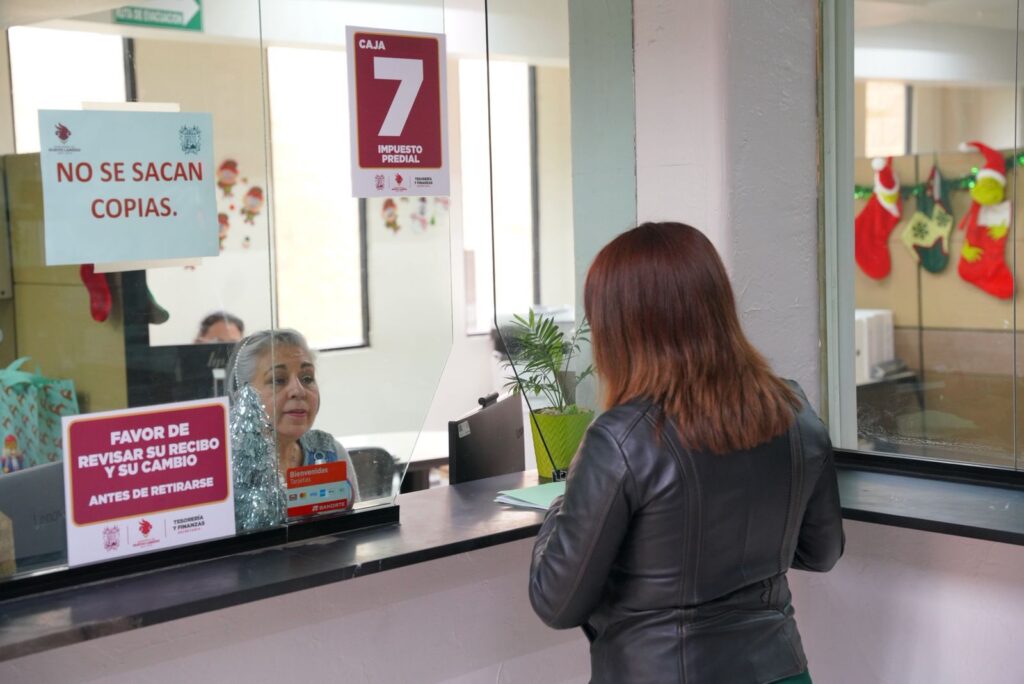 Ciudadana realiza trámite de pago del predial en oficinas municipales de Nuevo Laredo.