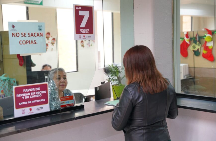 Ciudadana realiza trámite de pago del predial en oficinas municipales de Nuevo Laredo.