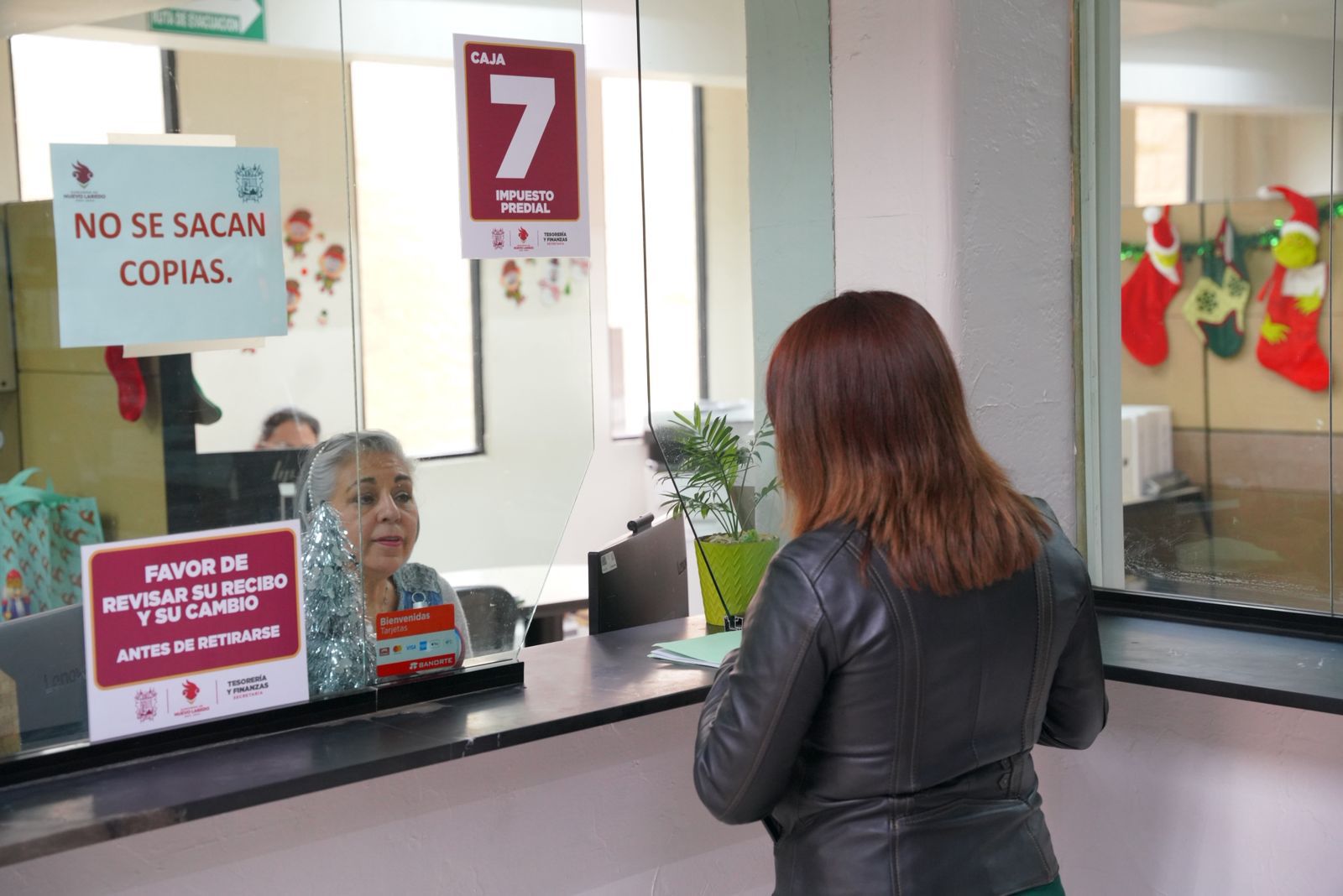 Ciudadana realiza trámite de pago del predial en oficinas municipales de Nuevo Laredo.