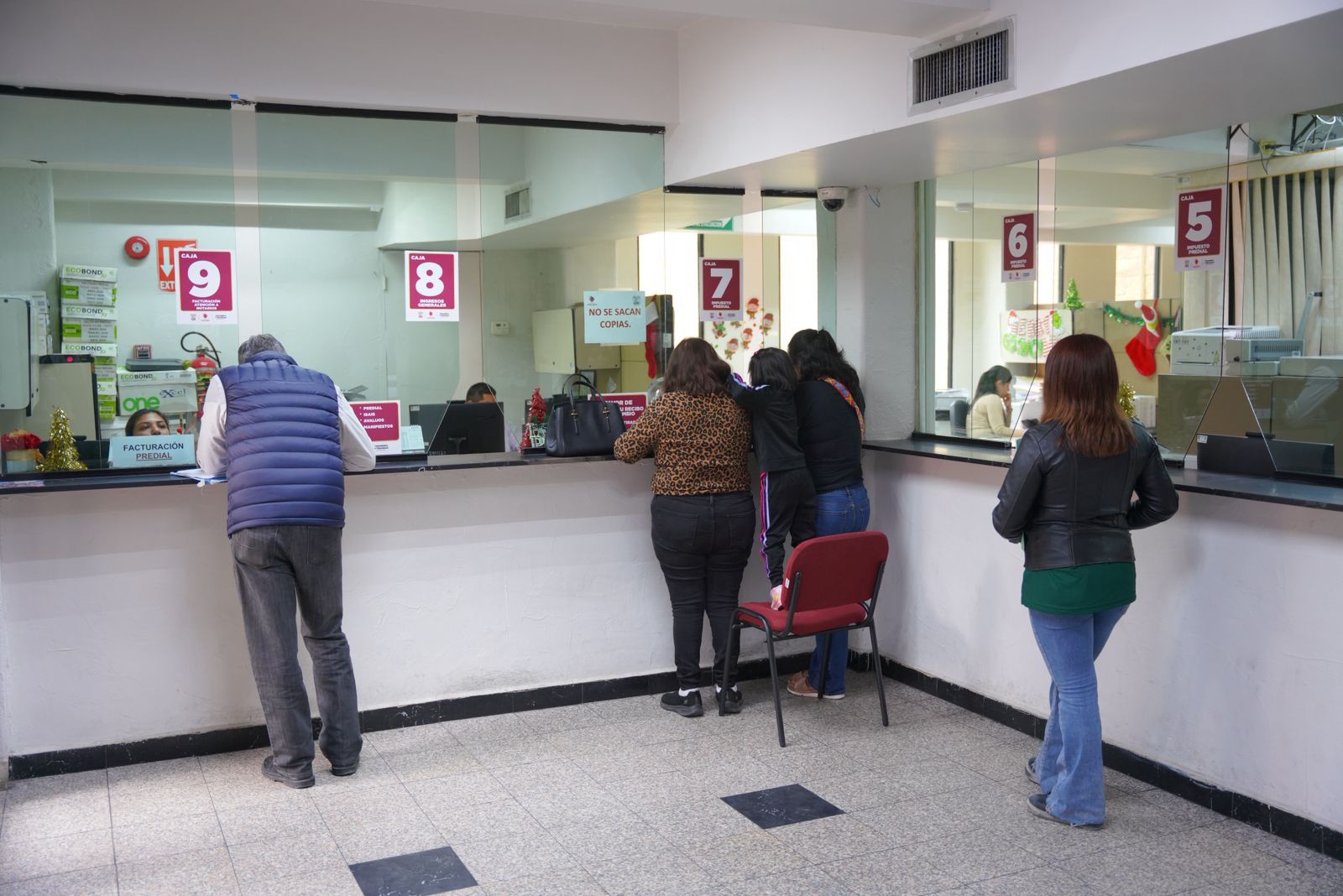 Contribuyentes realizan el pago del impuesto predial en cajas del Gobierno Municipal de Nuevo Laredo