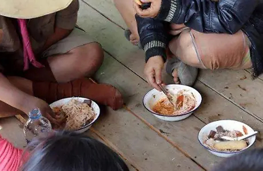 Personas en situación de pobreza alimentaria consumen alimentos en condiciones precarias