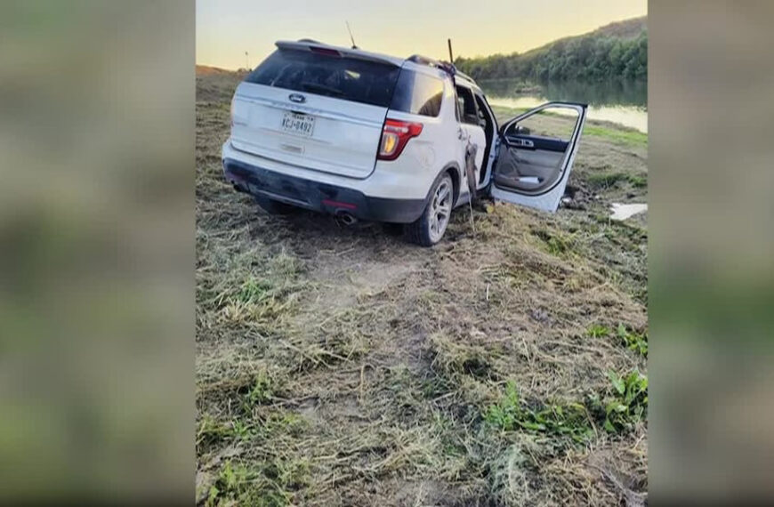 Ford Explorer abandonada tras persecución cerca del río Bravo.