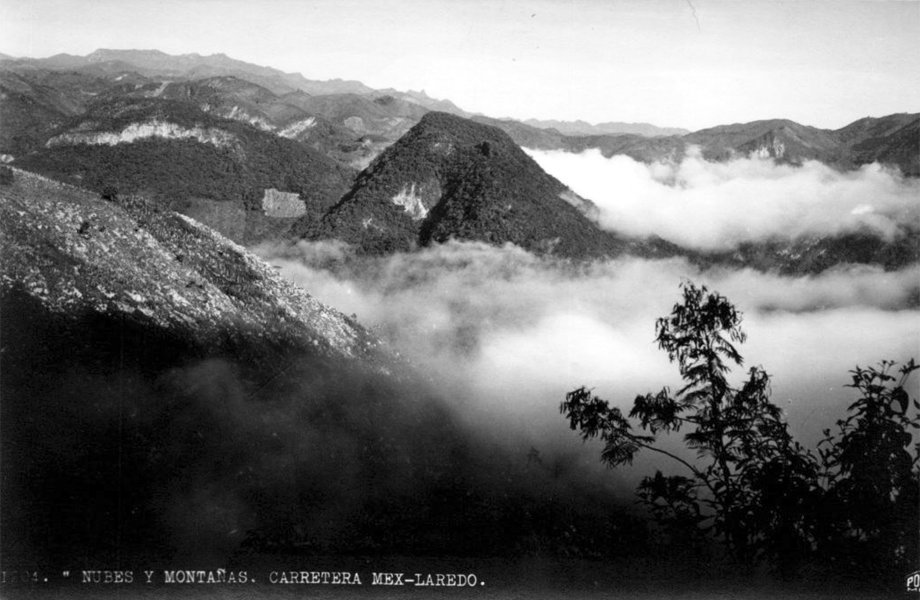 Nubes y montaas en la carretera MxicoLaredo en regin serrana del noreste de Mxico