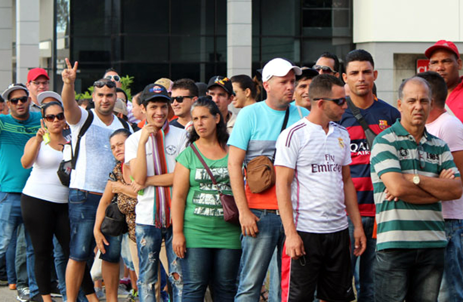 Migrantes cubanos reunidos en 2017 durante el proceso de atencin y censo en Nuevo Laredo tras quedar varados por cambios en la poltica migratoria de Estados Unidos