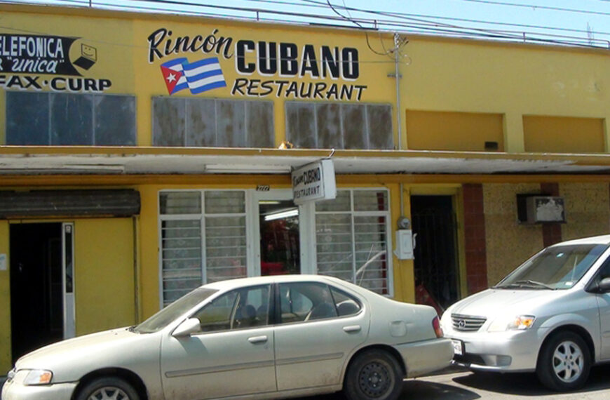 Fachada del restaurante El Rincón Cubano en Nuevo Laredo, abierto en 2017 por migrantes cubanos.