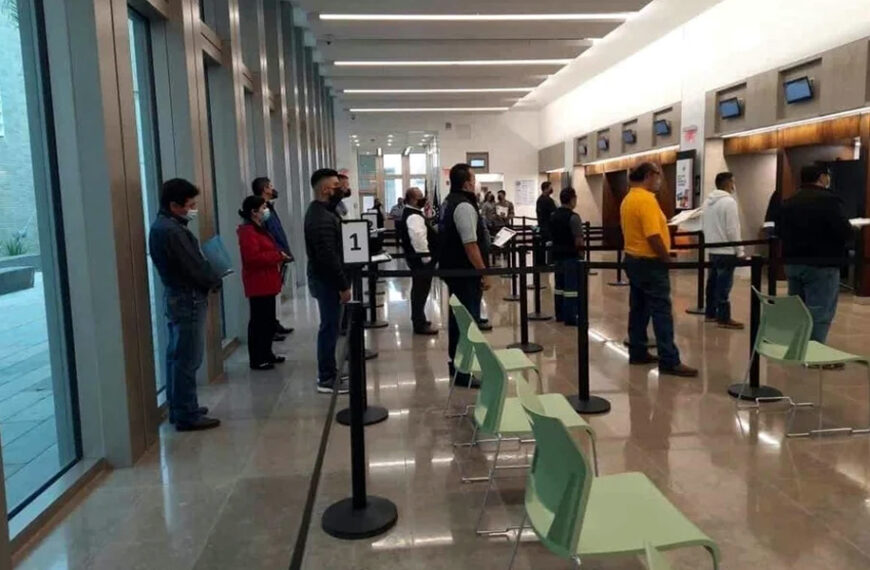 Solicitantes de visa americana esperan su turno para entrevista consular en Nuevo Laredo.