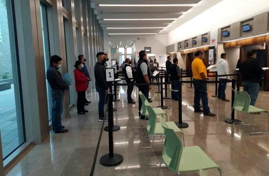 Solicitantes de visa americana esperan su turno para entrevista consular en Nuevo Laredo.