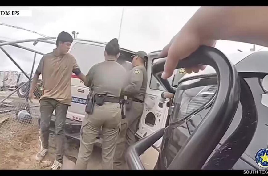 Choca camioneta en Laredo tras persecución y es arrestado por contrabando de 10 inmigrantes