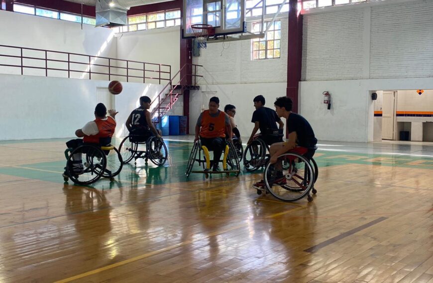 Promueve el gobierno municipal actividades inclusivas con exhibición de básquetbol sobre silla de ruedas