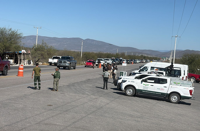 Escolta Guardia Estatal caravana de 250 vehículos de paisanos en la Carretera Federal 101