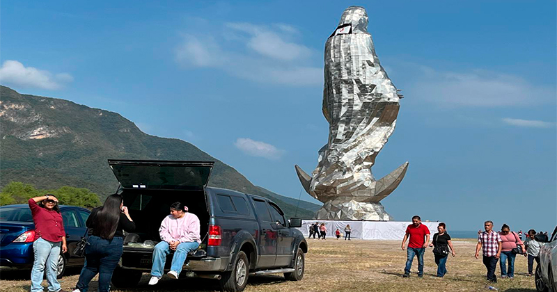 Miles visitan a la virgen monumental dos días después de la inauguración