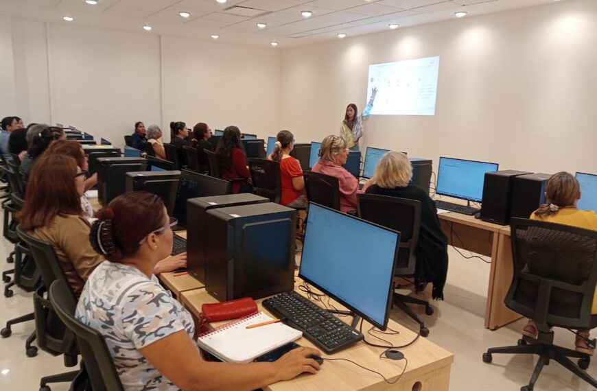 Mujeres de todas edades concluyen curso de computación del gobierno municipal en la Infoteca Sor Juana