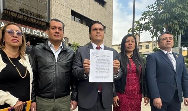 Diputados acusan ante FGR a Cabeza de Vaca de delincuencia organizada, extorsión y huachicol fiscal
