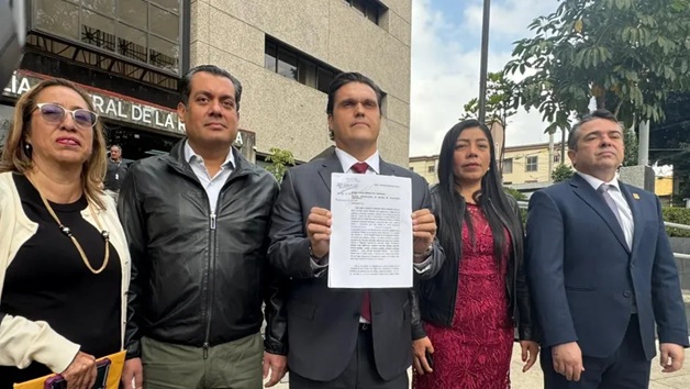 Diputados acusan ante FGR a Cabeza de Vaca de delincuencia organizada, extorsión y huachicol fiscal