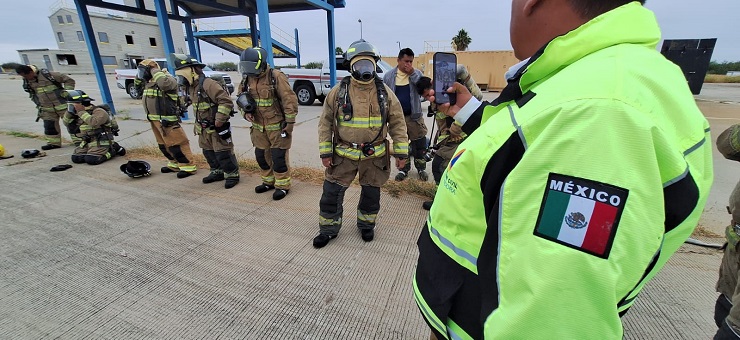 Entrenamiento binacional reúne a bomberos de varias ciudades de México en Laredo
