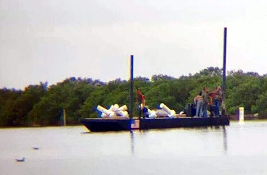 Delimitan estadounidenses territorio entre México y EU; colocan boyas en el río Bravo