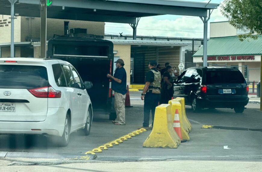 Agentes de ICE revisan a los pasajeros que viajan a México en la frontera de Laredo