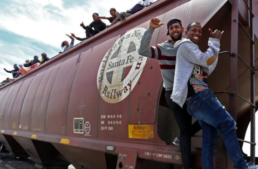 Migrantes venezolanos viajan en tren de carga rumbo a la frontera de Ciudad Juárez para cruzar a Estados Unidos.
