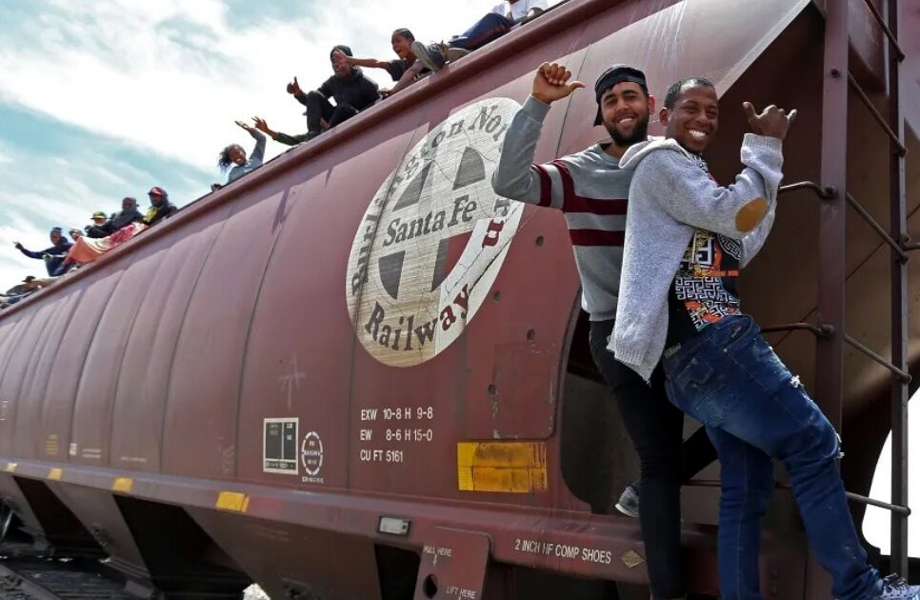 Migrantes venezolanos viajan en tren de carga rumbo a la frontera de Ciudad Juárez para cruzar a Estados Unidos.