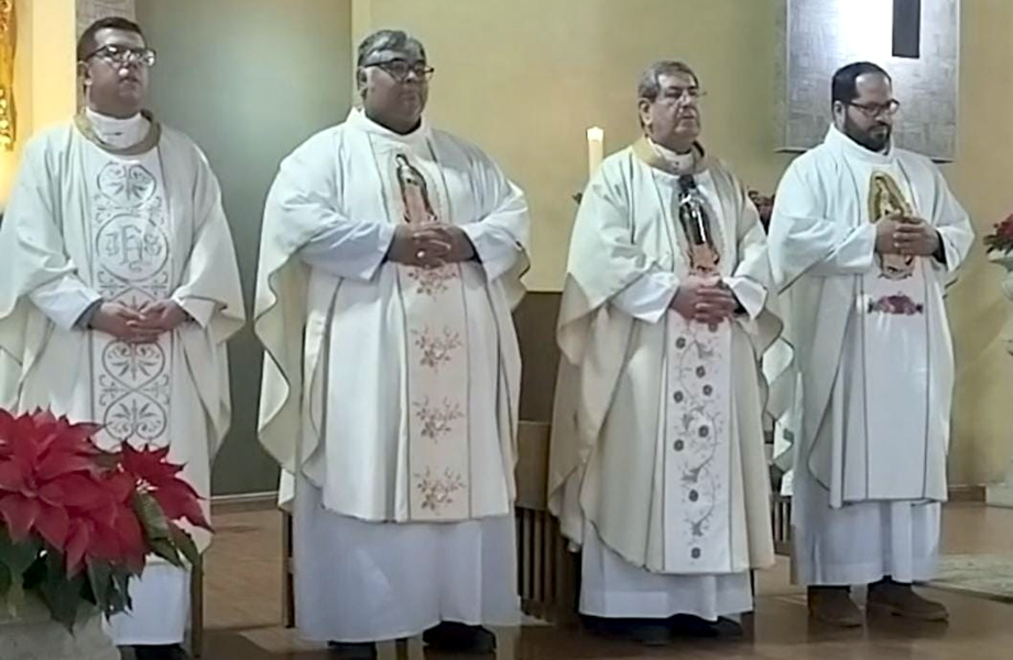 Sacerdotes concelebran misa de despedida en Delicias Chihuahua previo a la llegada del nuevo obispo a Nuevo Laredo