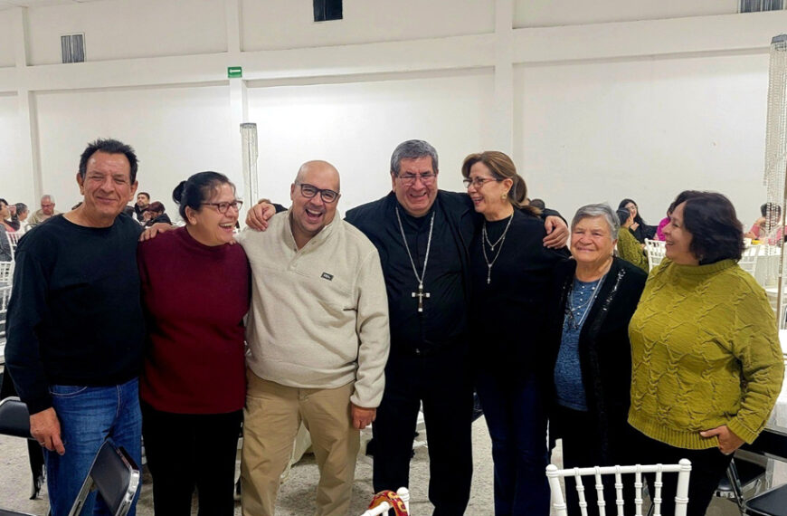 Despedida de monseñor Luis Carlos Lerma Martínez con feligreses en Delicias, Chihuahua.