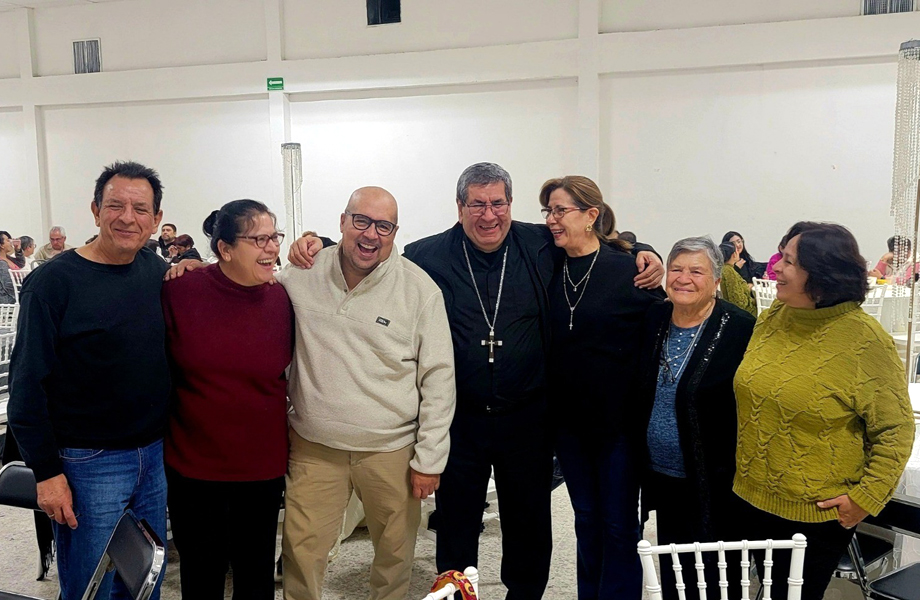 Despedida de monseñor Luis Carlos Lerma Martínez con feligreses en Delicias, Chihuahua.