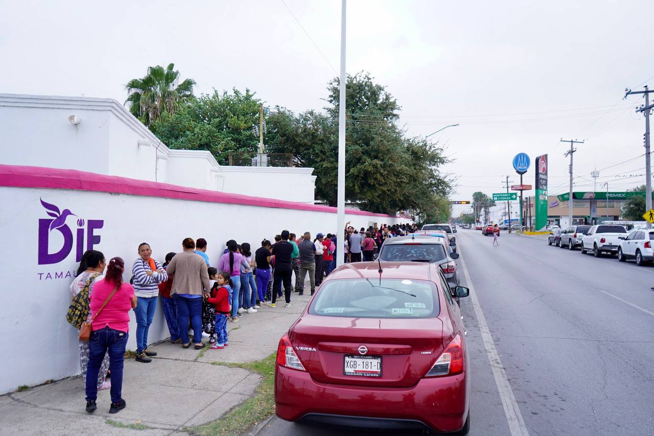 Largas filas de familias en las instalaciones del DIF Nuevo Laredo durante la entrega de boletos para el Festival de Reyes