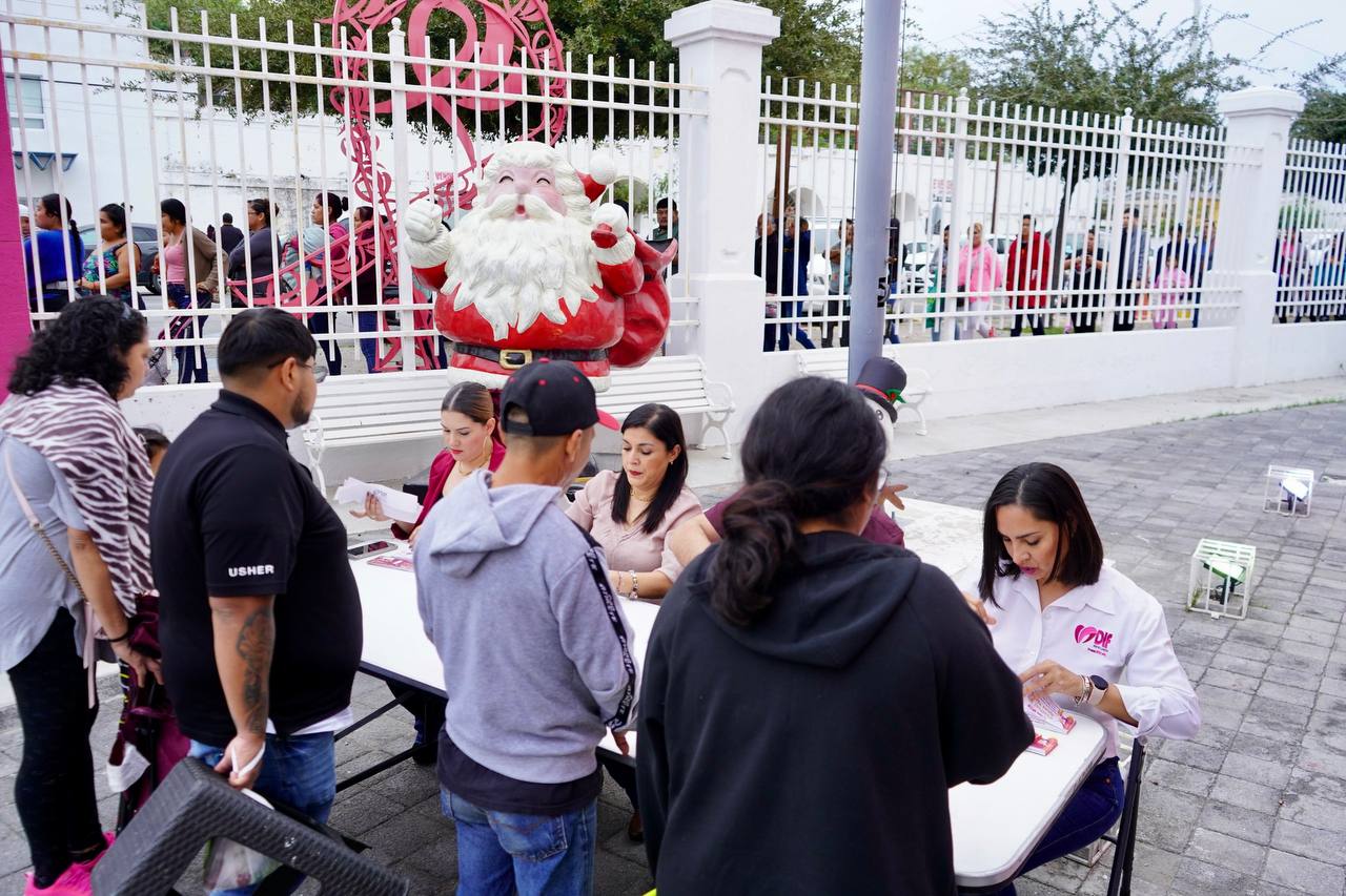 Personal del DIF Nuevo Laredo atiende a ciudadanos durante la entrega gratuita de boletos para el Festival de Reyes Magos