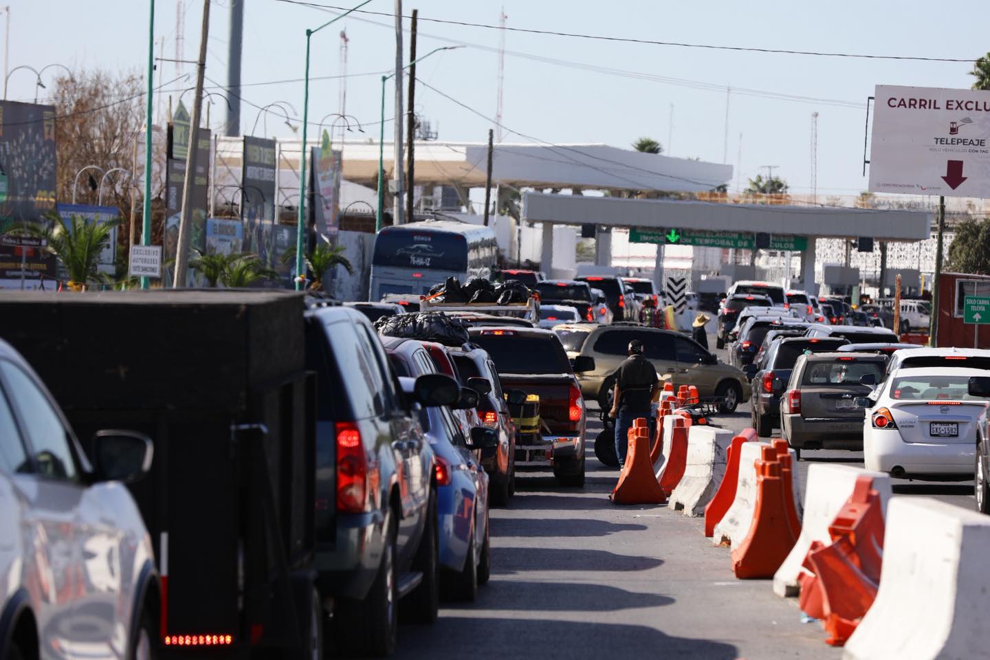 Trfico de paisanos en el Puente Internacional Jurez-Lincoln en Nuevo Laredo
