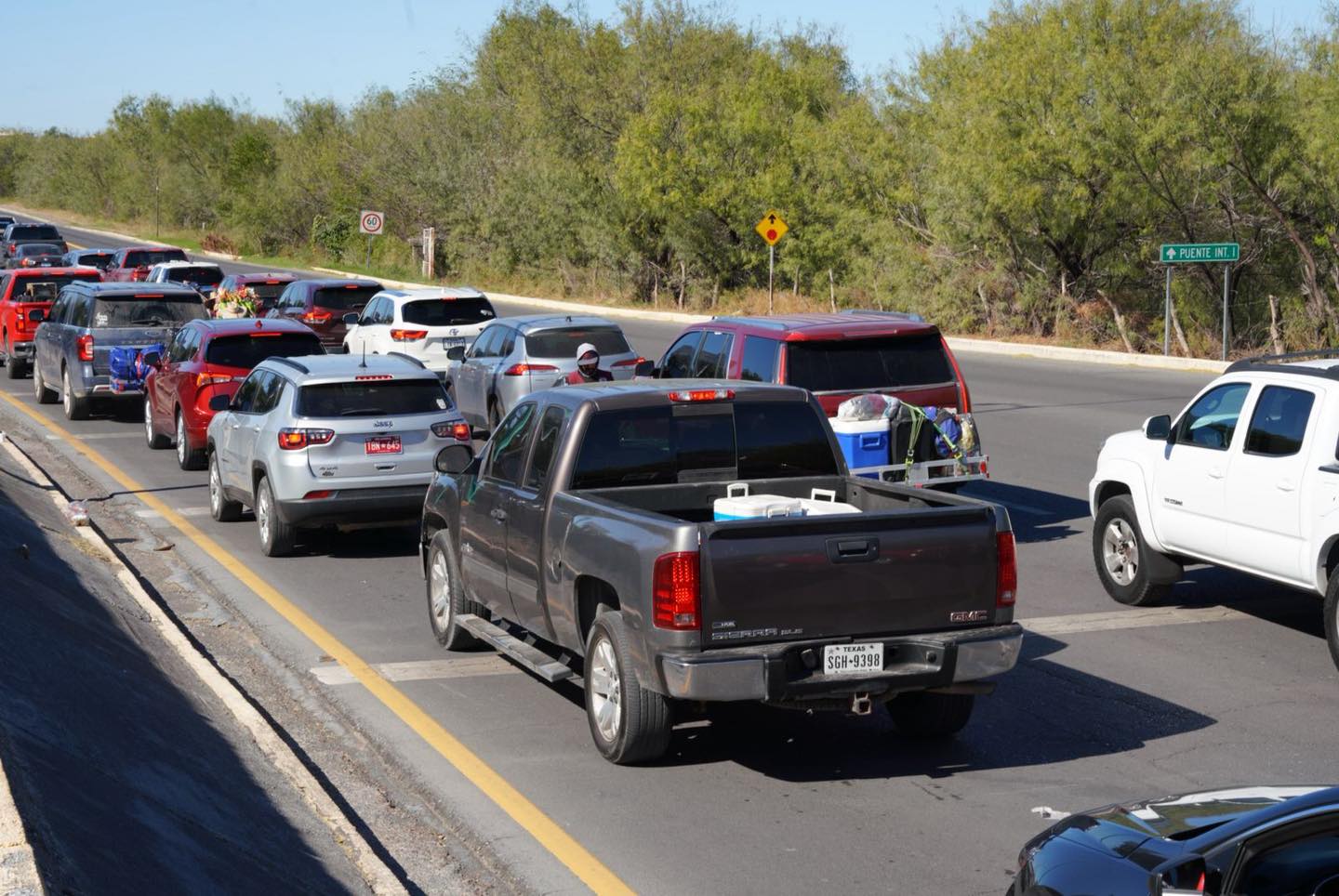 Cruce de paisanos hacia Estados Unidos por Nuevo Laredo durante enero de 2026.