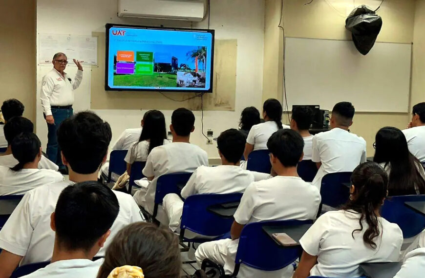 Estudiantes reciben información académica durante una sesión en la UAT Nuevo Laredo,